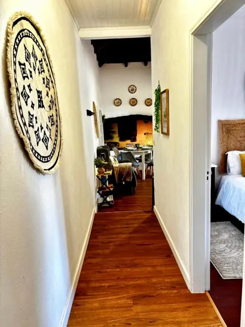 Corredor com pratos decorativos na parede