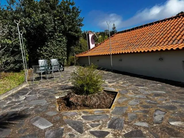 Pátio de pedra e telhado de barro da casa