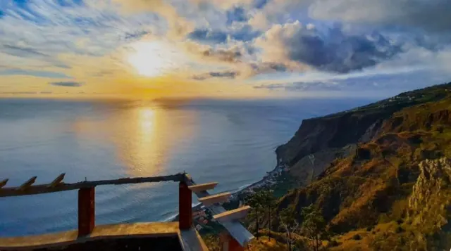 Pôr do sol sobre a falésia