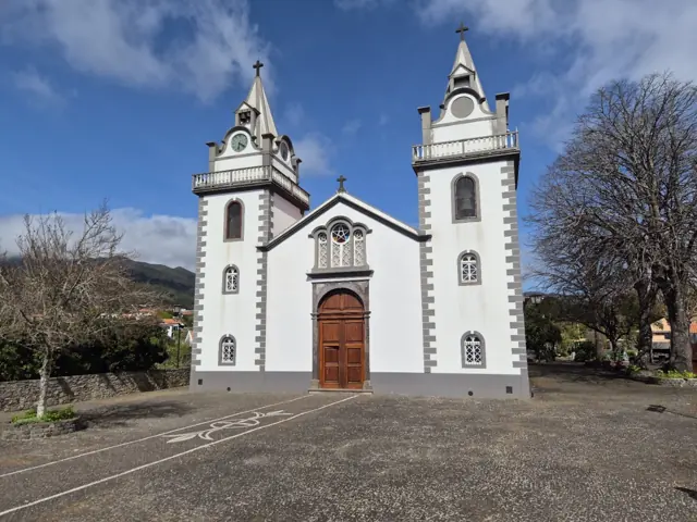 Igreja Matriz dos Prazeres, branca com duas torres